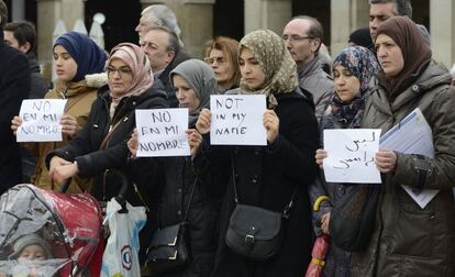 Concentración silencio en el Ayuntamiento de Vitoria (España) durante el minuto de silencio en recuerdo a las víctimas de los atentados de Bruselas (Bélgica), el 23 de marzo de 2016.