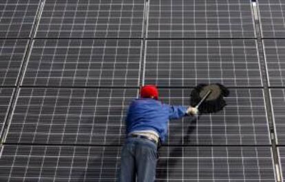 Un trabajador limpia una placa fotovoltaica. EFE/Archivo