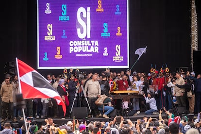 Petro convocó a una multitud en la Plaza de Bolívar. Agitó la bandera que usó Simón Bolívar al declarar la guerra a muerte por la independencia y ha señalado que según la Constitución “el pueblo es el soberano”.