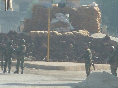 Militares sirios en el puesto de control de Hula, cerca de Homs.