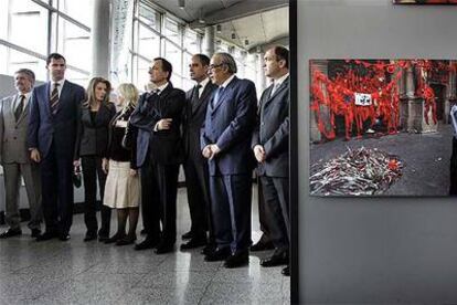 De izquierda a derecha, Manuel Marín, el príncipe Felipe, la princesa Letizia, María del Mar Blanco, Franco Frattini, Francisco Camps, Gregorio Peces-Barba y Antoni Bernabé, durante la inauguración del Congreso Internacional de Víctimas en Valencia.