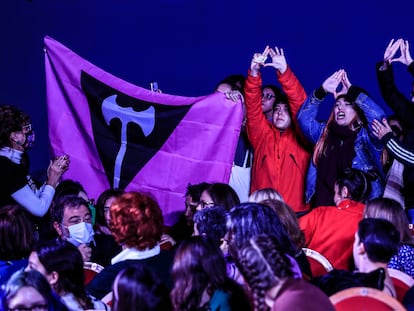 Varias mujeres protestan contra la ministra de Igualdad durante el acto institucional por el 8-M celebrado en el Teatro Pavón de Madrid.