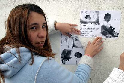 Leire Mascareñas coloca carteles en protesta por la retirada de la custodia de sus hijos, ayer en Isla Cristina.