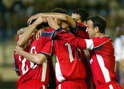 Los jugadores del Deportivo se abrazan tras el gol de Donato.