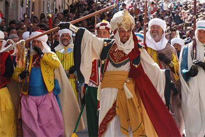 El bando moro, ayer, en el tradicional desfile de La Gloria en Alcoi.