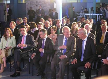 El Rey Don Juan Carlos charla con Dieter Zetsche en la fábrica de Mercedes de Vitoria