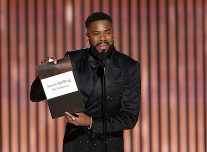 El presentador Colman Domingo muestra una tarjeta con el nombre de Steven Spielberg, ganador del Globo de Oro a Mejor Director por la película 'The Fabelmans'.