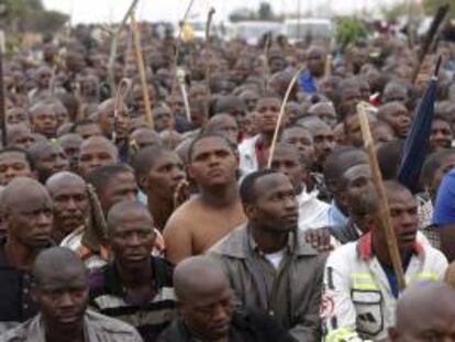 Fotografía tomada el 5 de septiembre de 2012 que muestra a miles de trabajadores de la compañía británica de Lonmin protestando a las puertas de la mina Karee exigiendo una subida de salario en Marikana (Sudáfrica).