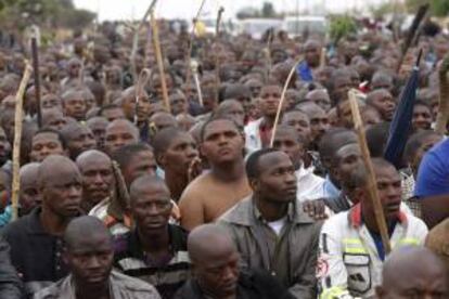 Fotografía tomada el 5 de septiembre de 2012 que muestra a miles de trabajadores de la compañía británica de Lonmin protestando a las puertas de la mina Karee exigiendo una subida de salario en Marikana (Sudáfrica).