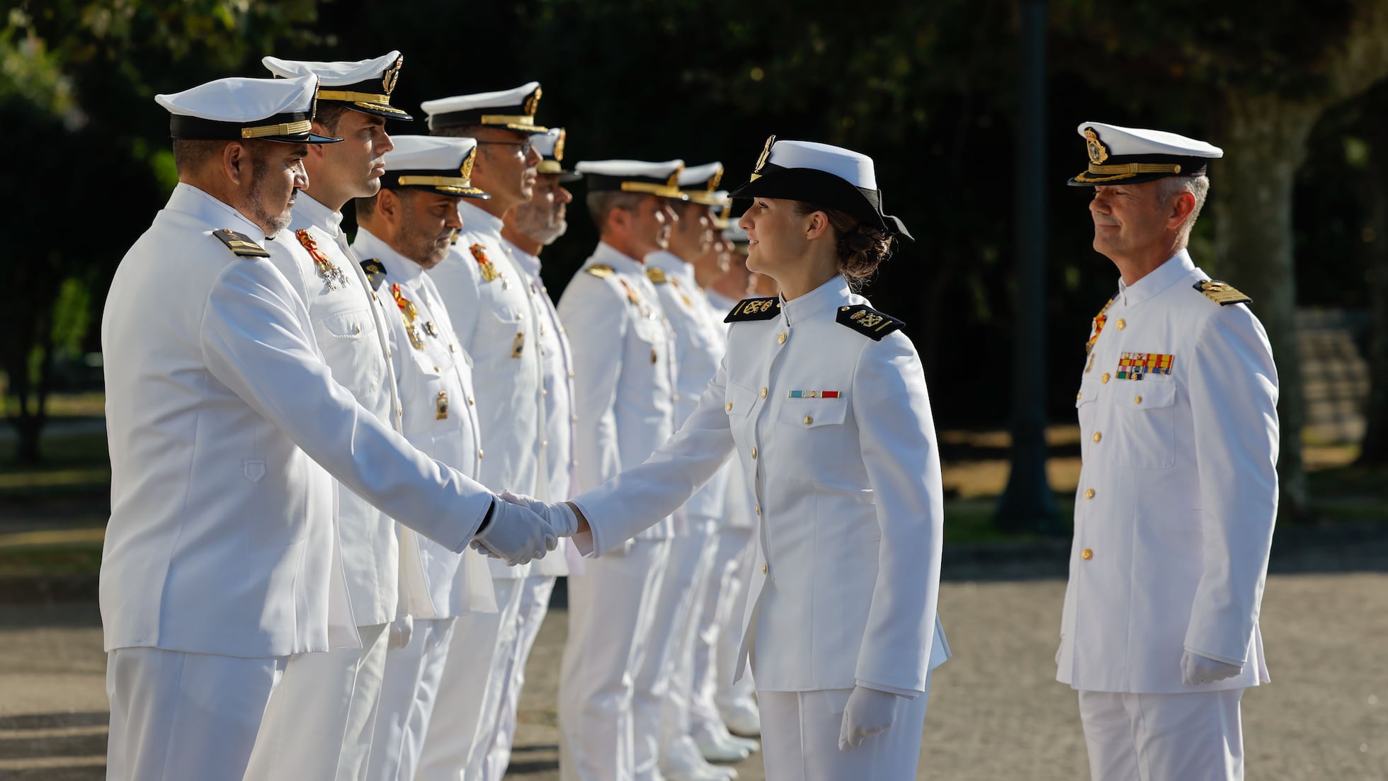 Polémica Real en Pontevedra: Leonor habría sido retirada discretamente de un bar tras un altercado 6 Merca2.es La vida de Leonor en la Escuela Naval: unión y seguridad