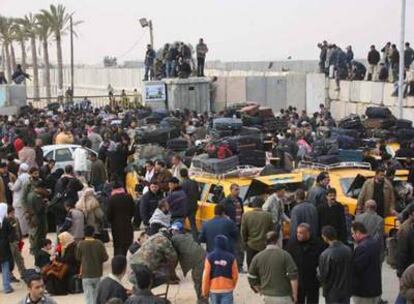 Decenas de palestinos esperan en la frontera de Rafah.