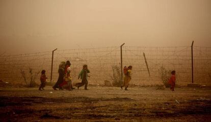 Niños sirios durante una tormenta de arena en el campo de refugiados de Ain Issa.