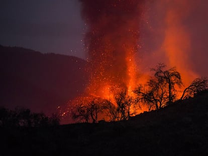 Erupción del volcán de Cumbre Vieja, este lunes.