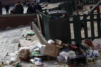 Papelera llena de basura en la plaza del Dos de Mayo, en el octavo día de huelga del servicio de limpieza de Madrid, 13 de noviembre de 2013.