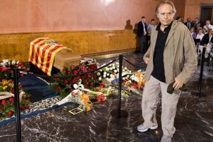 Joan Manuel Serrat, en la capilla ardiente del político, escritor y cantautor, José Antonio Labordeta.