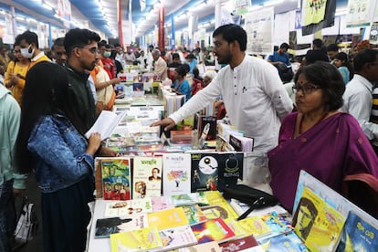 Libreros y lectores en la Feria del Libro de Calcuta (India) el domingo pasado.