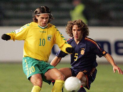 Puyol pugna por el balón con el centrocampista Danilevicius.