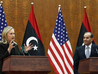 La secretaria de Estado de EE UU, Hillary Clinton, con Mahmoud Jibril, líder del Gobierno de transición libio.