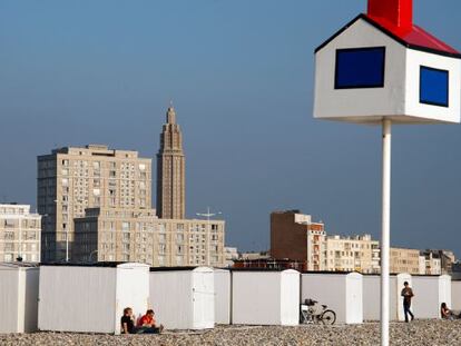 La playa y, al fondo, zona de Le Havre reconstruida entre 1945 y 1964 por Auguste Perret.