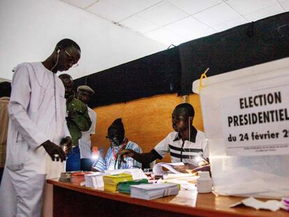 Ciudadanos senegaleses emiten su voto en la escuela del barrio de Grand-Yoff en Dakar.