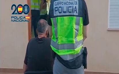 Uno de los arrestados del grupo investigado por extorsionar a empresarios en la Región de Murcia, durante la operación policial.