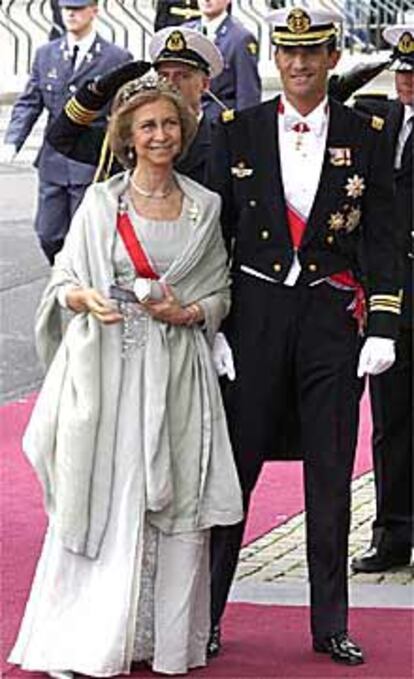 La reina doña Sofía y el príncipe Felipe a su llegada a la boda.