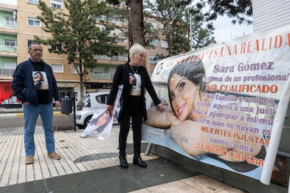 Los padres de Sara Gómez, fallecida tras una operación de cirugía estética, en marzo de 2025 en los juzgados de Cartagena donde declararon los forenses.