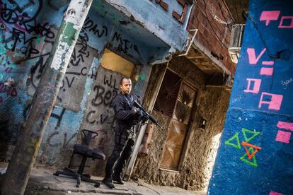 Policías de la CORE (Coordinadora de Recursos Especiales de la Policía Civil) patrullan las calles del Complexo da Maré, en Río de Janeiro.