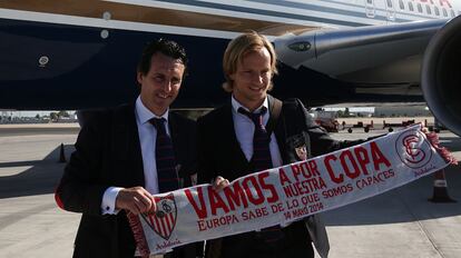 Emery y Rakitic con la bufanda de la final