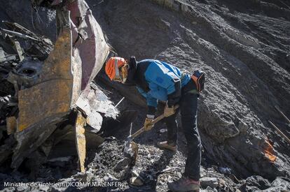 La aseguradora del avión, Allianz, ha confirmado la reserva de 300 millones de dólares (279 millones de euros) para cubrir las indemnizaciones a las familias de las víctimas del vuelo de Germanwings, si bien ha advertido de que se evaluará cada caso "individualmente", por lo que llevará un tiempo alcanzar una cuantificación precisa. En la imagen, un hombre trabaja junto a los restos de la nave.