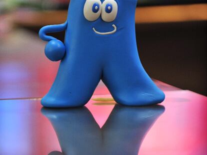 Y si Curro ya resultaba difícil de definir, ¿qué es Haibao, la mascota azul celeste de Shanghái 2010? Pues una variación de la letra en mandarín para persona con un flequillo que recuerda a una ola. Su nombre traducido sería 'junto o sobre el mar'.