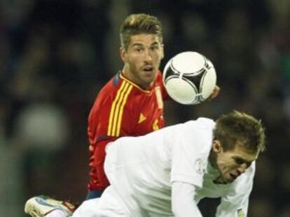 Sergio Ramos disputa el bal&oacute;n con Hleb durante el partido ante Bielorrusia.