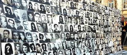 Mural con retratos de desparecidos durante la Guerra Civil.