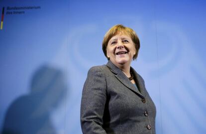 La canciller alemana, Angela Merkel, llega de visita al Centro Conjunto de Defensa Antiterrorista en Berlin.