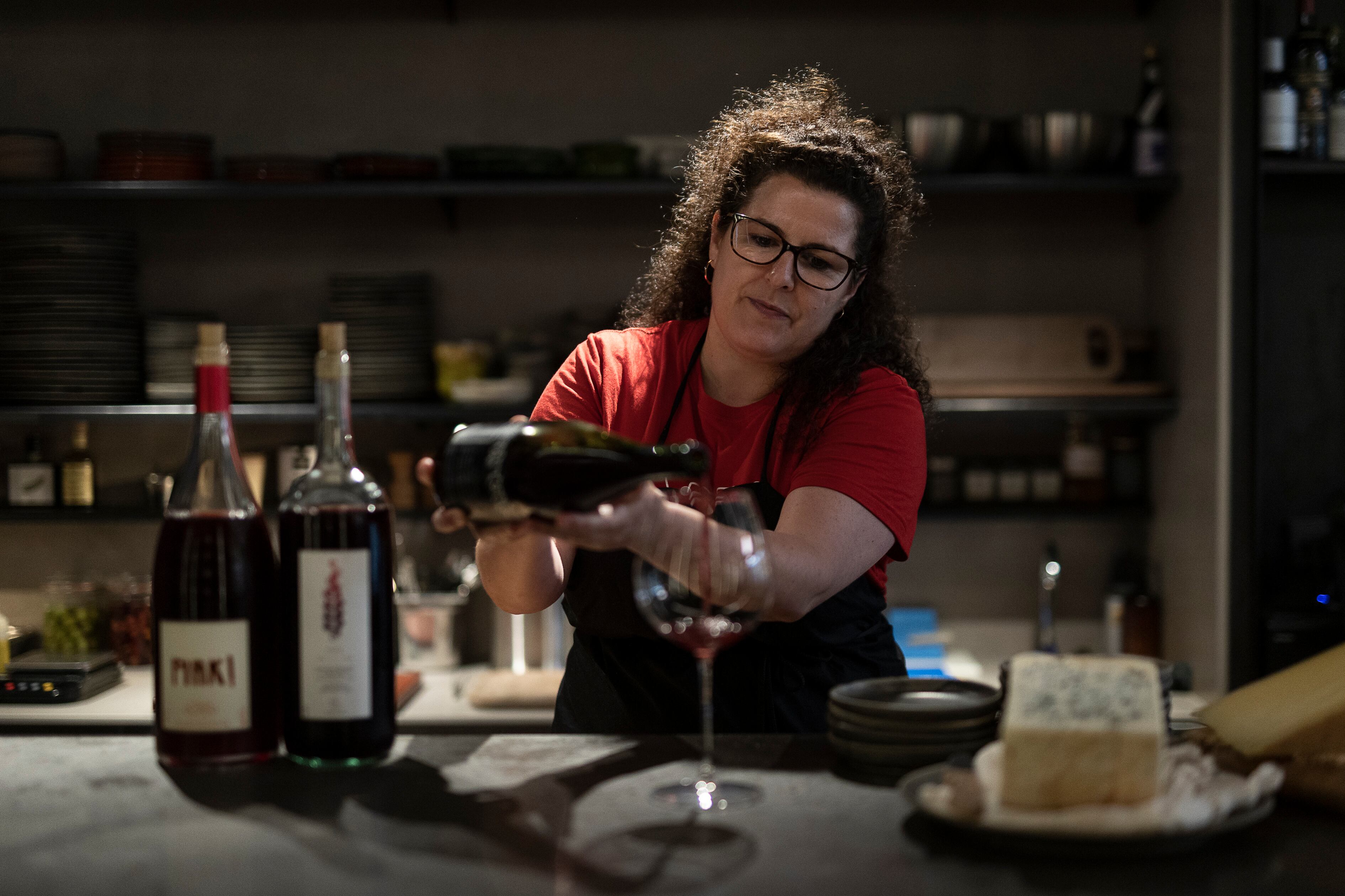 Sirviendo un vino natural en Món Vínic, Barcelona.