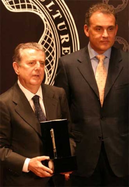 Javier de Godó recibe el premio entregado por Hubert Wiese.