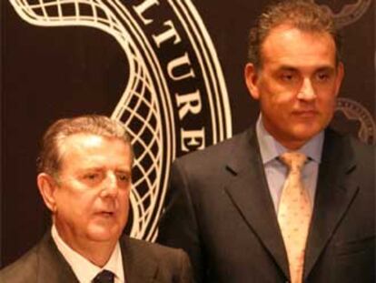 Javier de Godó recibe el premio entregado por Hubert Wiese.