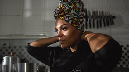 A chef Gisa Oliveira, dona do Levinho Fit, em sua cozinha no Campo Grande.