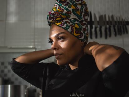 A chef Gisa Oliveira, dona do Levinho Fit, em sua cozinha no Campo Grande.