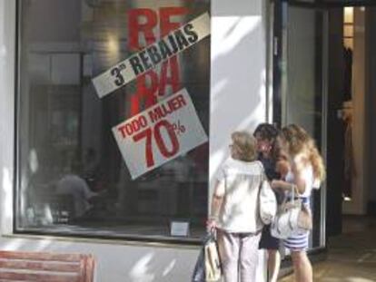 Escaparate con rebajas de verano. EFE/Archivo