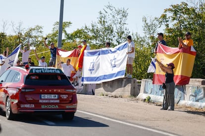Aficionados con banderas israelíes y españolas en la localidad de Alalpardo.
