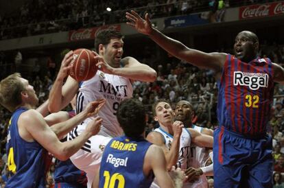 Felipe Reyes entra a canasta ante Jawai, Abrines y Oleson