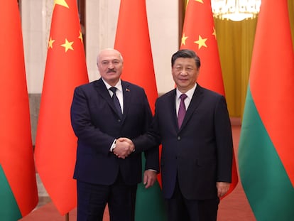 El presidente bielorruso, Aleksandr Lukashenko (izquierda) durante el encuentro con su homólogo chino, Xi Jinping, este miércoles en Pekín.