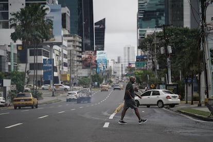 Un peatón en el distrito financiero de Panamá, el 29 de diciembre de 2024.