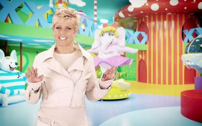 En todos estos años a Xuxa le ha dado tiempo de invertir su fortuna, estimada en unos 300 millones de euros. Tiene una franquicia de casas infantiles de fiesta llamada Casa X por todo Brasil, además de una fundación solidaria con su nombre, su propia productora desde la que gestiona todos sus programas y una cadena de clínicas de depilación laser: Espaço Laser.
