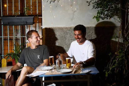 El futbolista Abdón Prats (derecha) del RCD Mallorca, junto con su ex compañero en la cantera, Sergi Campoy, en el restaurante Toque de Queda, en Palma el día 12.