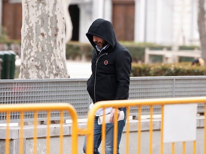 MADRID, 22/02/2024.- El presidente del Zamora  CF, Víctor de Aldama, a la salida de la Audiencia Nacional este jueves. El juez de la Audiencia Nacional Ismael Moreno ha acordado la puesta en libertad y la retirada del pasaporte para Koldo García, exasesor del exministro socialista José Luis Ábalos; el presidente del Zamora CF, Víctor de Aldama, y el empresario Iñigo Rotaetxe, detenidos por presunta corrupción en la compra de mascarillas en pandemia. EFE/Sergio Pérez
