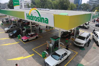 La estación en Paseo de la Reforma que ha quitado los anuncios de Pemex.