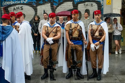 Integrantes de los regulares se preparan antes del desfile.