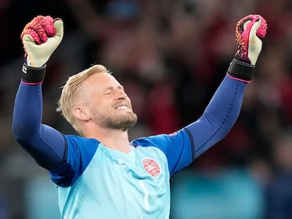 Kasper Schmeichel celebra la victoria de Dinamarca ante Rusia